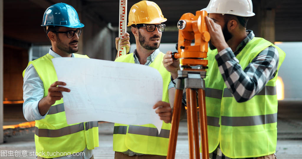 建筑工程团队中的工程测量 精准定位，筑就卓越
